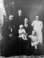 /album/foto-svyashchennikov/feolskij-aleksej-vasiljevich-aleksandra-ivanovna-stoyat-sofya-raisa-sidyat-nadezhda-anna-1915g-jpg/